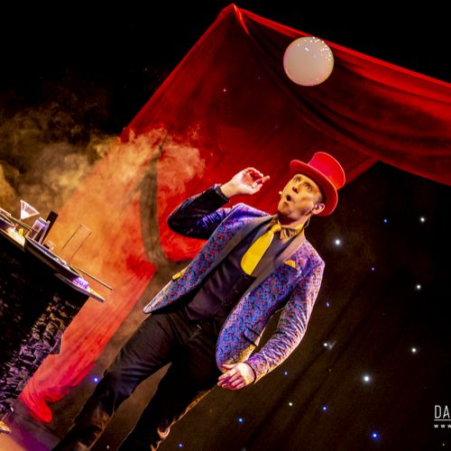 Cabaret des Bulles - Allan Hart - Spectacle de bulles - Bulle de fumée - Magicien des Bulles - Bubble Show