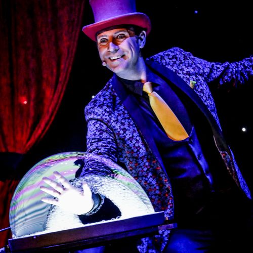 Cabaret des Bulles - Allan Hart - Spectacle de bulles de savon- un petit coucou- Magicien des Bulles- Bubble Show