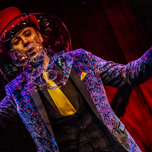 Cabaret des Bulles - Allan Hart - Spectacle de bulles de savon- des bulles par milliers- Magicien des Bulles