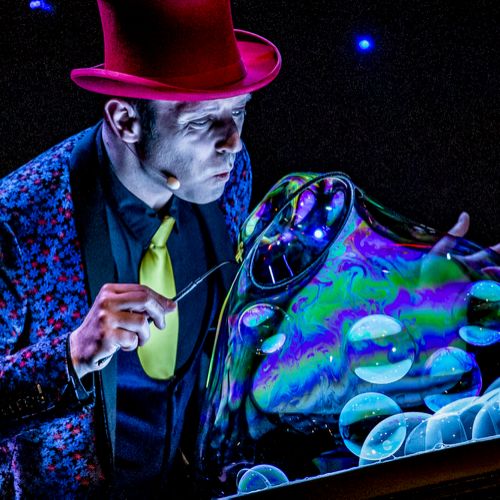 Cabaret des Bulles - Allan Hart - Spectacle de bulles de savon - table lumineuse - féerique- Magicien des Bulles- Bubble Show
