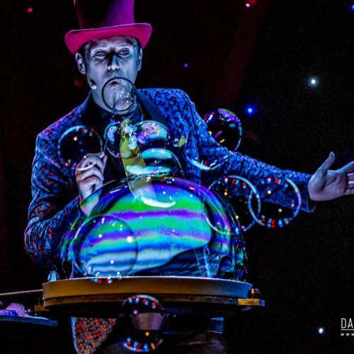 Cabaret des Bulles - Allan Hart - Numéro Visuel Attraction de bulles de savon- table lumineuse- Magicien des Bulles- Bubble Show
