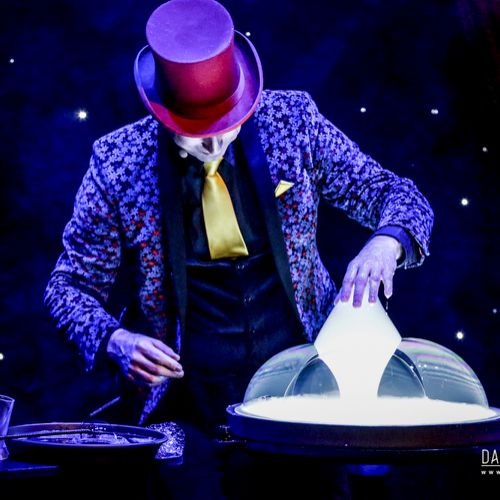 Cabaret des Bulles - Allan Hart - Numéro Visuel Attraction de bulles de savon - magique et féerique- Magicien des Bulles- Bubble Show