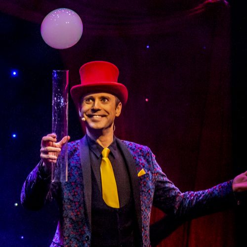 Cabaret des Bulles - Allan Hart - Numéro Visuel Attraction de bulles de savon- féerique et magique- Magicien des Bulles- Bubble Show