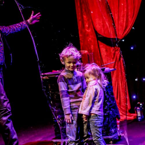 Cabaret des Bulles - Allan Hart - Spectacle de bulles de savon - bulle géante- Magicien des Bulles- Magicien des Bulles